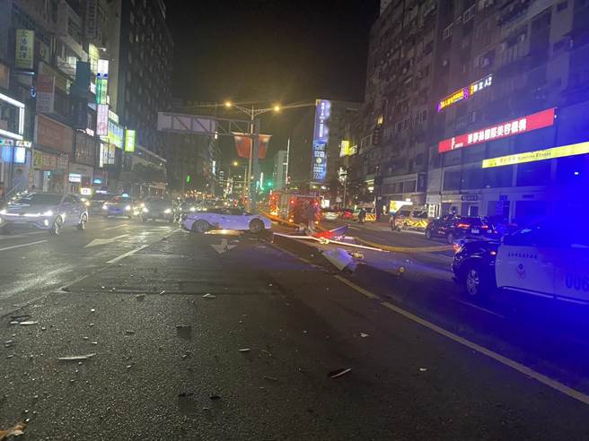 北市SOGO 百貨前，發生超跑自撞分隔島的交通事故。（翻攝照片／林郁平台北傳真）