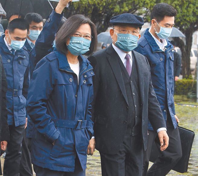 民进党九合一大选惨败后，蔡英文总统（左）、行政院长苏贞昌（右）首次合体出席「做伙来呷饭」国产米食明星大挑战。（资料照，陈怡诚摄）