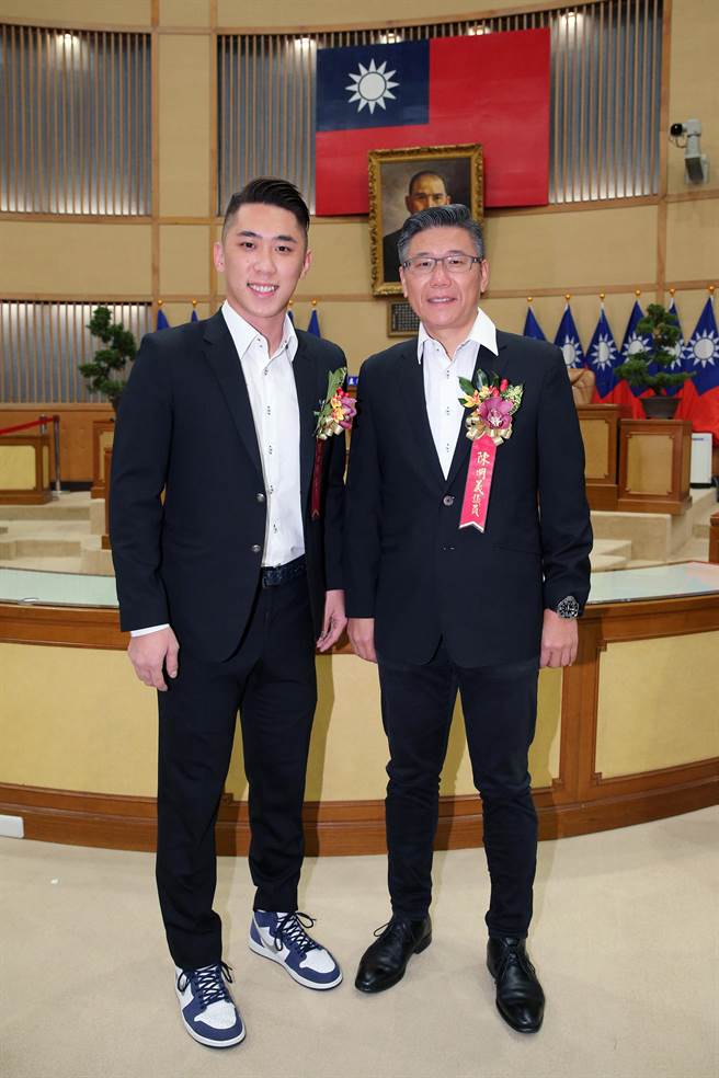 新北市议会第4届议员25日报到就职，国民党籍的市议员陈明义（右）、民眾党籍市议员陈世轩（左）父子同进市议会，是新北市地方自治史上首例。（黄世麒摄）