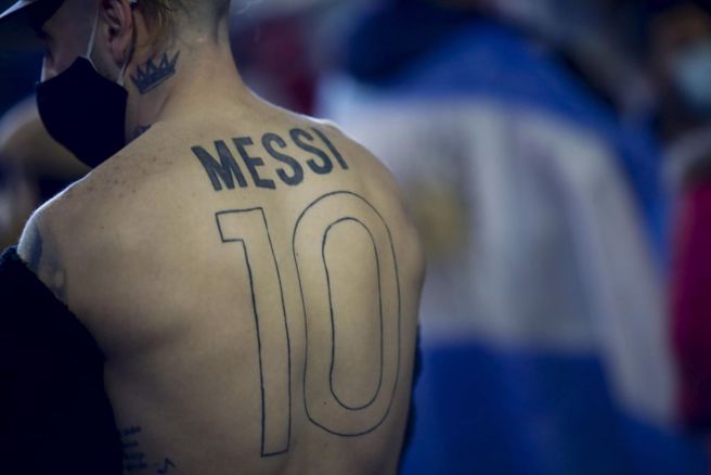 一位阿根廷球迷背上的刺青。（美联社资料照）