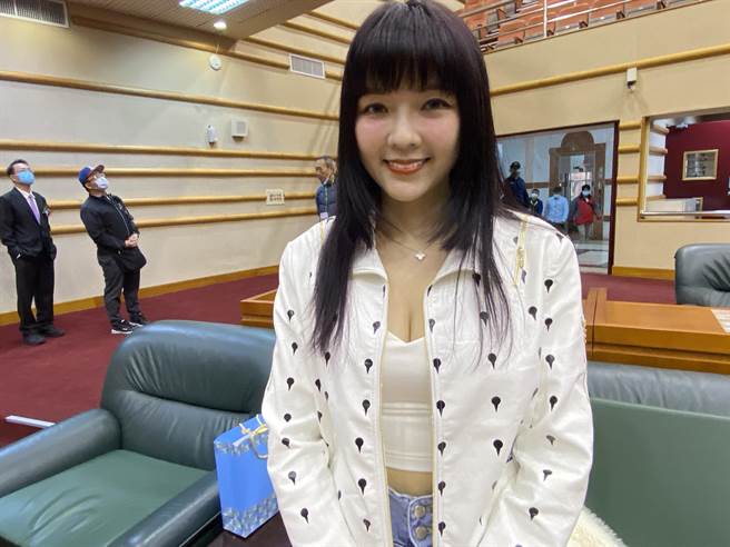 新科议员顏色不分蓝绿支持性专区顏色田慎节宣誓就职。（廖素慧摄）