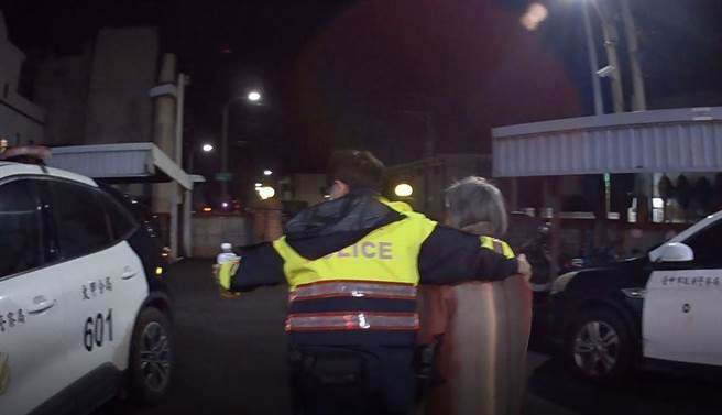 警方在大安区大安港路与东西七路口，发现一名76岁长者在寒夜里行走，经员警趋前关怀慰问后，视民犹亲护送其返家。(警方提供)