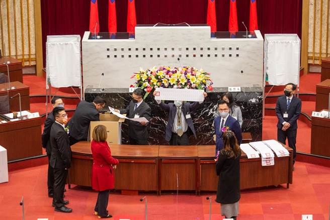 高市議長選戰25日投票結果出爐，由民進黨康裕成以35票勝出，奪得議長寶座。（袁庭堯攝）