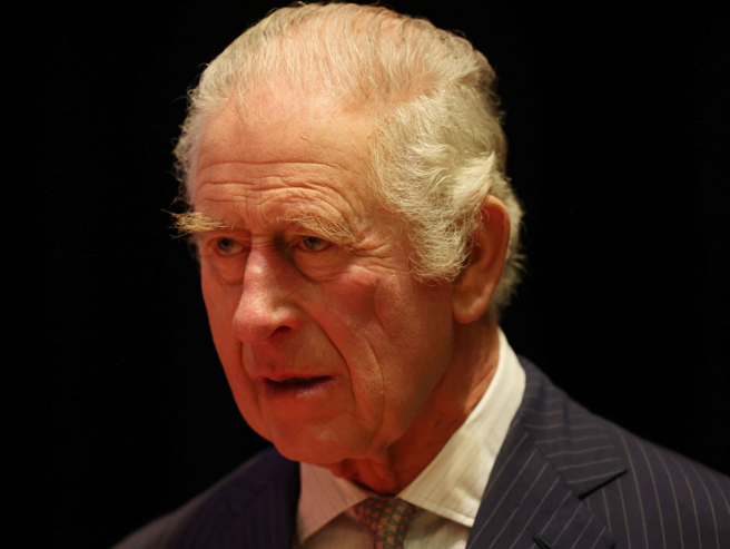 英王查尔斯12 月 16 日造访北伦敦犹太社区中心的神情。（路透）