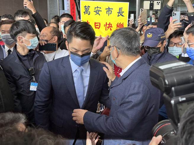 卸任台北市长柯文哲今天上午出席交接典礼，交棒给新任市长蒋万安。（杨亚璇摄）