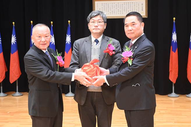 锺东锦（右）从杨长镇、徐耀昌手中接下印信。(李京升摄)