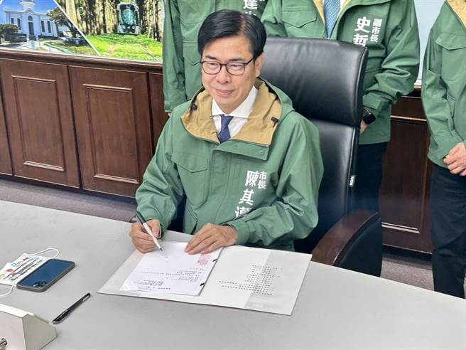 高雄市長陳其邁批示公文儀式，第一份為人事命令。（崔正綱攝）