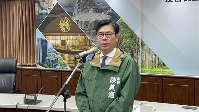 高雄市長陳其邁儀式結束後接受媒體採訪，表示上任後「即刻上工」。（崔正綱攝）