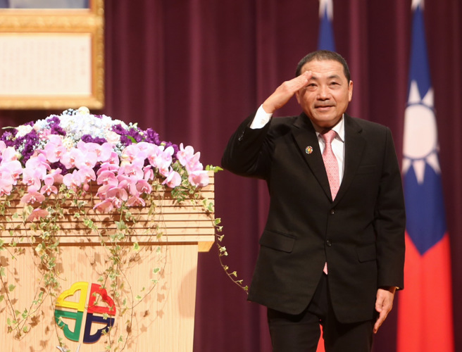 新北市第四届市长及一级机关首长宣誓就职典礼25日举行，连任成功的侯友宜市长（见图）发表就职演说前，向来宾敬礼致意。（陈怡诚摄）