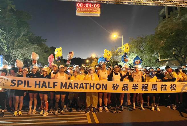 约7000名热爱运动与跑马的好手们，于寒风中竞逐享受热闹的耶诞气氛！（硅品公司提供）