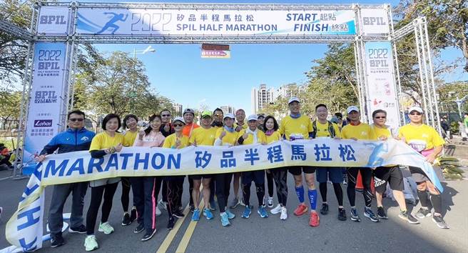 硅品董事长蔡祺文与硅品慢跑社勇脚队成员成功完赛。（硅品公司提供）