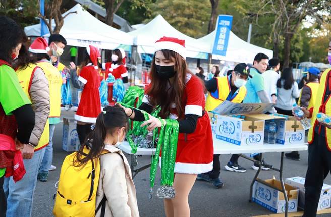 硅品公司除路跑活动外，会场更准备各式各样活动欢庆耶诞节。（硅品公司提供）