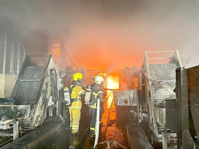 高雄市楠梓区一家螺丝工厂25日上午发生火警，厂内燃烧大量油料，火势猛烈，消防局人员奋力抢救。（翻摄照片／林瑞益高雄传真）