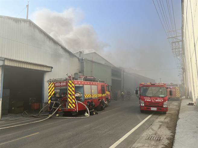高雄市梓官区工维街螺丝工厂12月25日上午8时许发生火灾，消防局获报到场抢救。（翻摄照片／林瑞益高雄传真）