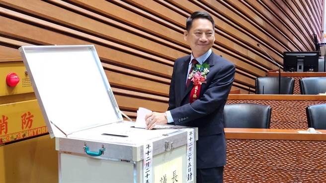 宜蘭縣議長選舉結果由國民黨新科議員、上屆議長張建榮之子張勝德以23票高票當選。（吳佩蓉攝）
