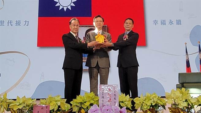 王忠銘從前縣長劉增應手中接下縣長印信。（連江縣政府提供）