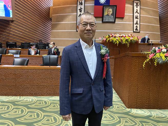 議長選舉結果於上午11時許出爐，張勝德獲23票，陳文昌（中）獲10票，最終由張勝德過半數高票當選。（吳佩蓉攝）