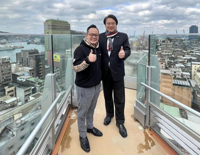 卸任基隆市長的林右昌（右）在正副議長選舉運籌帷幄扳回一城，攻下議會龍頭，由民進黨童子瑋（左）當選議長。（照片林右昌提供）。