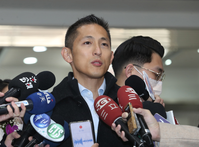 台北市第三選區立委補選候選人吳怡農（中）25日受邀前往台北市議會拜會民進黨黨團，會前受訪時表示，恭喜王鴻薇高票連任，自己會盡全力把她留在台北市議會，為2萬多位選民服務，不要讓她背負落跑的惡名。（劉宗龍攝）