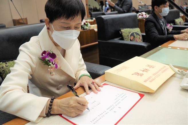 刘陈昭玲6连霸当选连任议长，并得到16票的高票。（张茂雄摄）