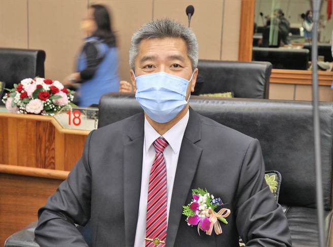 由湖西乡长转换到议员跑道的吴政杰，在副议长选举投自己1票也展现出清新独树一格的问政风格，颇令澎湖政坛有所期待。（张茂雄摄）