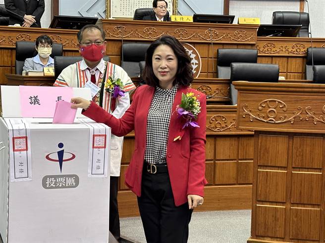 台东县议会议长选举结果25日出炉，由国民党吴秀华以24票胜出，连任议长宝座。（蔡旻妤摄）