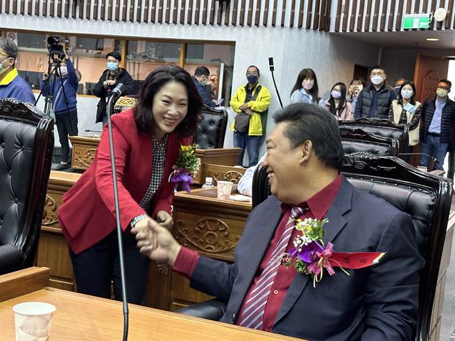 台东县议长吴秀华（左）、副议长林琮翰（右）。（蔡旻妤摄）