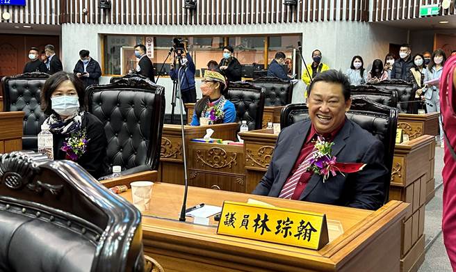 台东县议会副议长选举结果25日出炉，国民党林琮翰以24票当选，连任成功。（蔡旻妤摄）