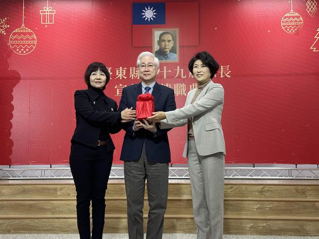 机关代表人事处长张文馨（左）转交印信给主持人行政院政务委员吴政忠（中），进行印信交接，饶庆铃（右）从吴手中接过印信，完成交接。（蔡旻妤摄）