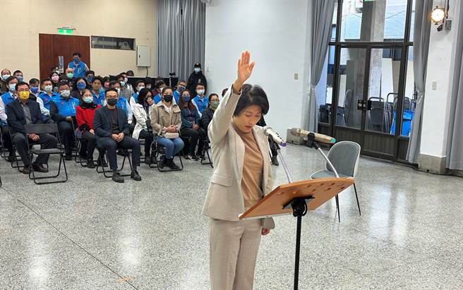 台东县第19届县长宣誓暨就职典礼今天在台东县政府大礼堂举行，台东县长饶庆铃宣誓就职。（蔡旻妤摄）