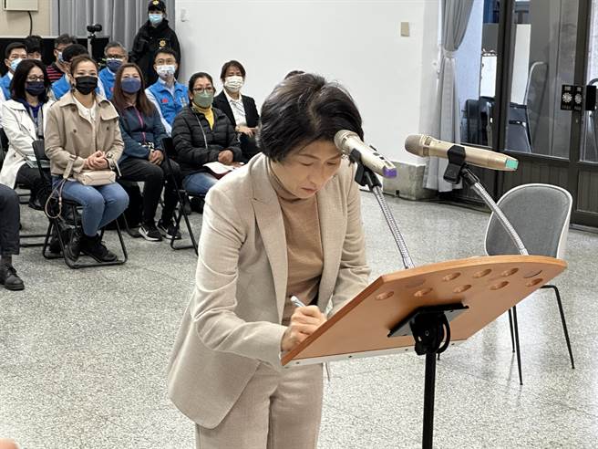 台东县第19届县长宣誓暨就职典礼今天在台东县政府大礼堂举行，台东县长饶庆铃宣誓就职。（蔡旻妤摄）