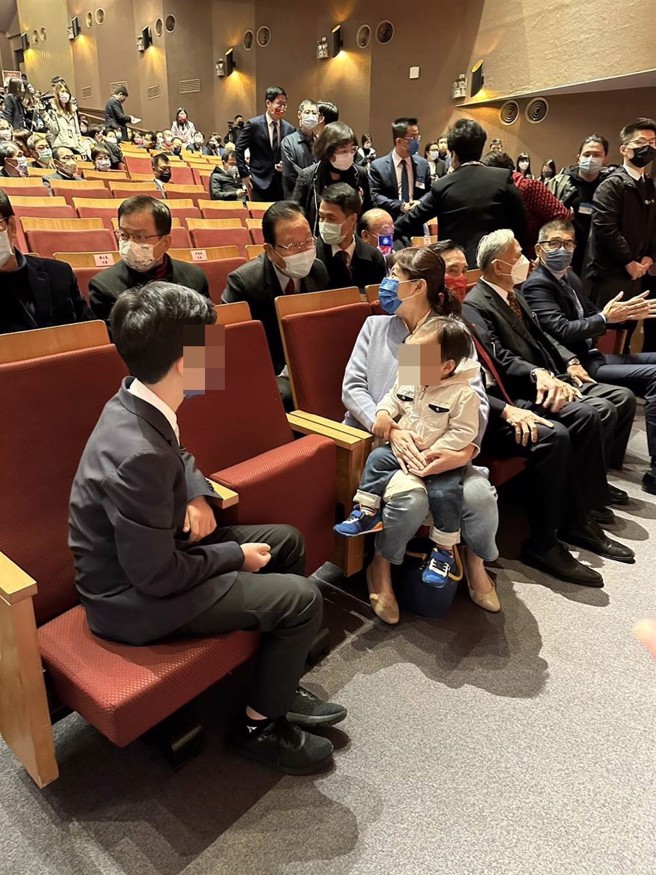 蒋万安的太太石舫亘带着大儿子与二宝出席蒋万安就职典礼。（杨亚璇摄）