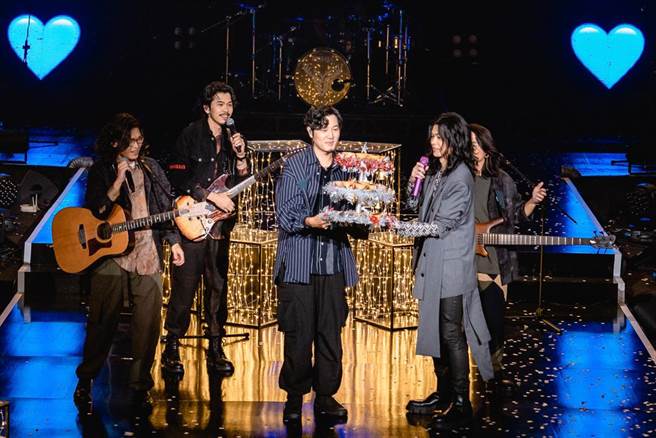 麋先生团员准备「生日蛋挞」为圣皓（右二）庆生。（相信音乐提供）