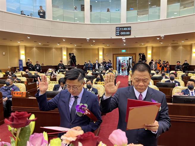 彰化县议长谢典霖、副议长许原龙宣誓。（吴敏菁摄）