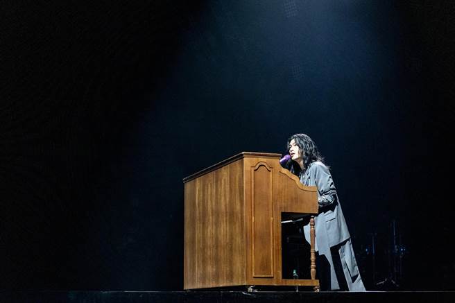 麋先生主唱圣皓以钢琴伴奏自弹自唱。（相信音乐提供）