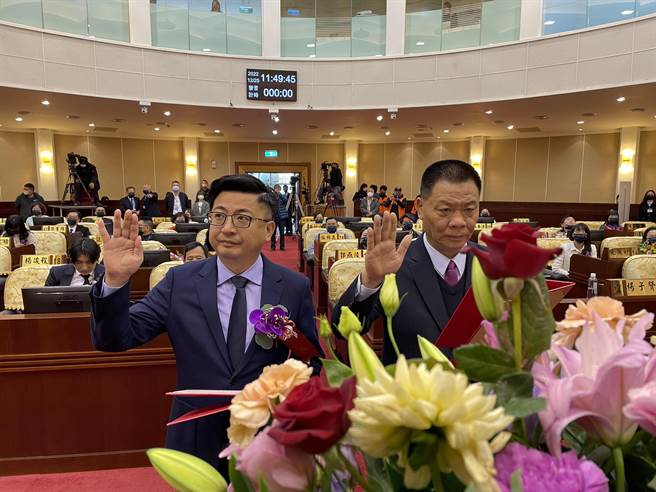 彰化县议长谢典霖、副议长许原龙宣誓。（吴敏菁摄）