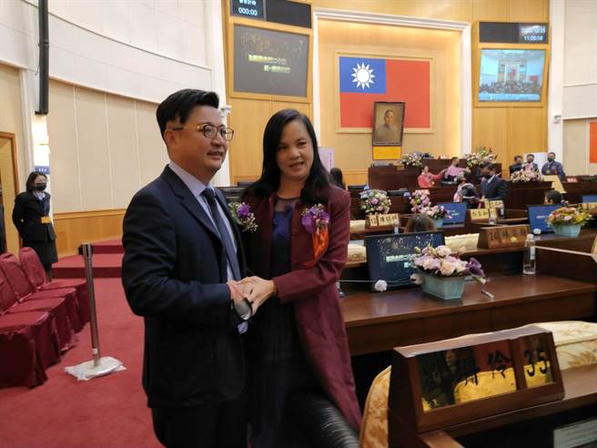 彰化县议会议长选举谢典林成功连任议长，拿下36票，议员赖清得16票，开票出炉后前往恭喜，两人握手。（吴敏菁摄）