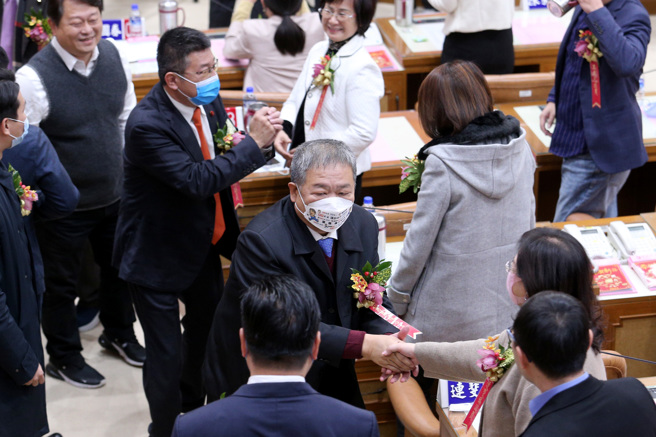 新北市議會第4屆議員25日就職，國民黨籍蔣根煌（前中）以38票比28票擊敗民進黨的陳啟能，順利連任新北市議會議長。（黃世麒攝）