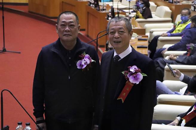 周典論（右）、盧文瑞（左）以36、41票高票當選屏東縣議會正副議長，民進黨籍吳亮慶則將因跑票被開除黨籍。（謝佳潾攝）