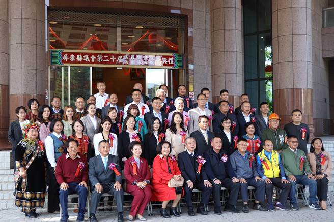 第20屆屏東縣議員25日正式就職並選正副議長，55席中綠營占13席、藍營19席、無黨籍23席。（謝佳潾攝）