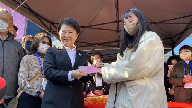 台中市长卢秀燕（左）就职典礼会后，致送彩蛋小礼「爱的零钱包」，颇受民眾欢迎，排队索取。（陈淑芬摄）