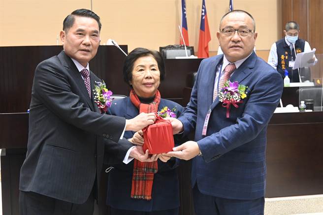李文斌（右）从议会主持人、县议员林宝珠（中）与新科苗栗县长锺东锦手中接下印信。（李京升摄）
