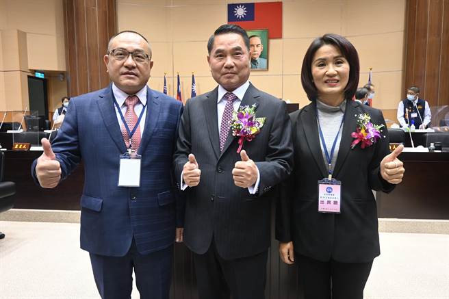 锺东锦（中）到场恭贺。（李京升摄）