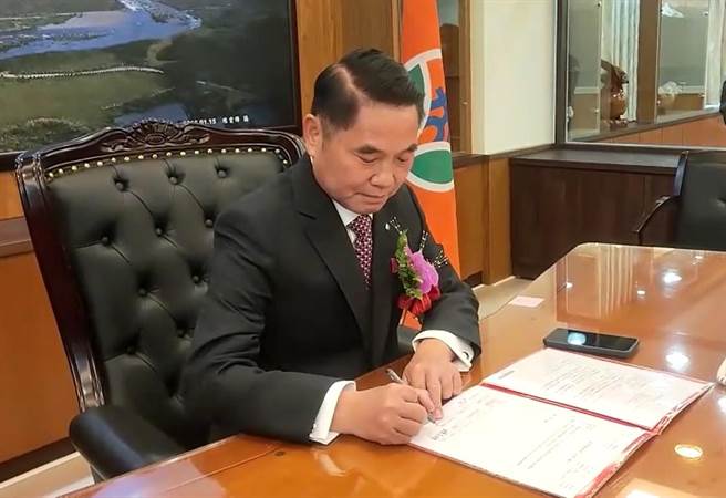 锺东锦签属上任后第1分公文。（李京升摄）