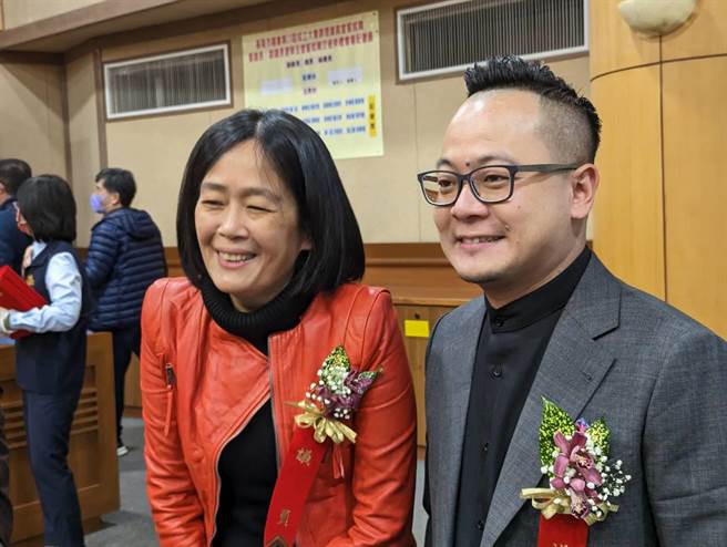 基隆市议会新任议长童子玮（图右）及新任副议长杨秀玉（图左）。（张志康摄）