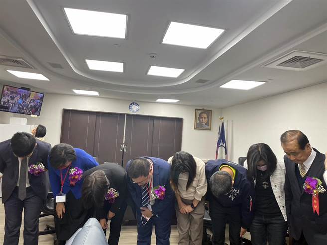 台南市議會正副議長選舉，國民黨3名議員跑票，國民黨團向所有支持者鞠躬致歉。（國民黨團提供／洪榮志台南傳真）