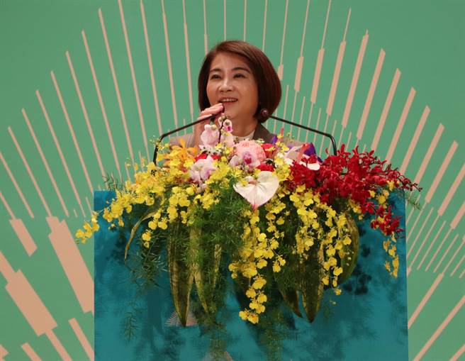 屏东首位女县长周春米25日完成交接，她会用女性坚韧、温暖的特质，兼具信心、智慧、创意与沟通，努力推动县政，并向潘孟安学习，从一星做起迈向五星。（谢佳潾摄）