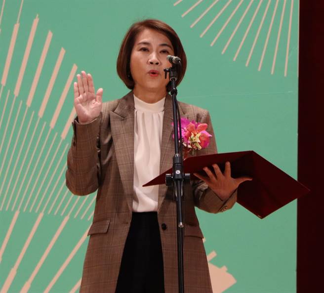 屏东首位女县长周春米25日完成交接，她会用女性坚韧、温暖的特质，兼具信心、智慧、创意与沟通，努力推动县政，并向潘孟安学习，从一星做起迈向五星。（谢佳潾摄）