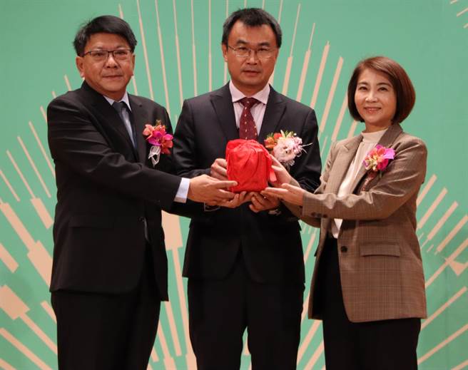 屏东首位女县长周春米25日完成交接，她会用女性坚韧、温暖的特质，兼具信心、智慧、创意与沟通，努力推动县政，并向潘孟安学习，从一星做起迈向五星。（谢佳潾摄）