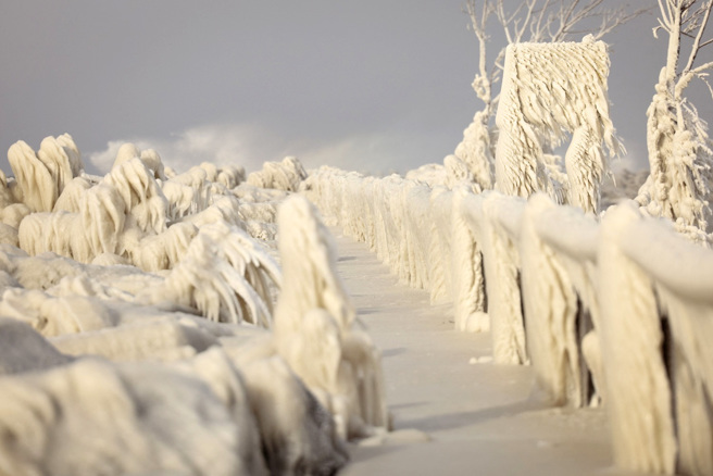 「炸彈氣旋」席捲美國，紐約州被冰封。圖為伊利湖（Lake Erie）捲起的浪花覆蓋在人行道後結冰。（圖／路透社）